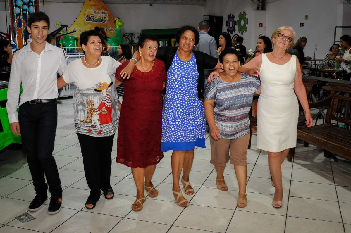 hora-da-balada-no- buffet-fabrica-da-alegria-osasco-sao-paulo-sp-fotografia-adulto-tema-corujas-aniversario-antonia-70-anos