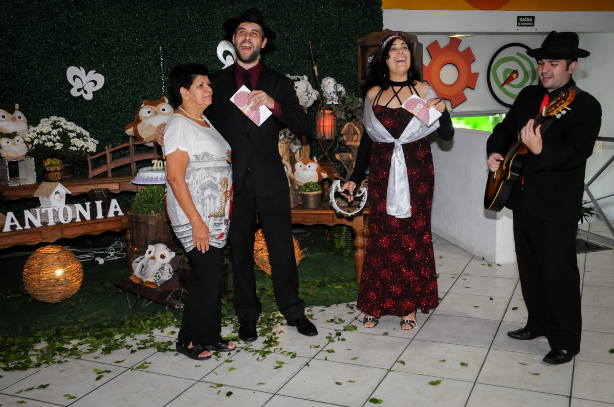 show-dos-trovadores-no- buffet-fabrica-da-alegria-osasco-sao-paulo-sp-fotografia-adulto-tema-corujas-aniversario-antonia-70-anos