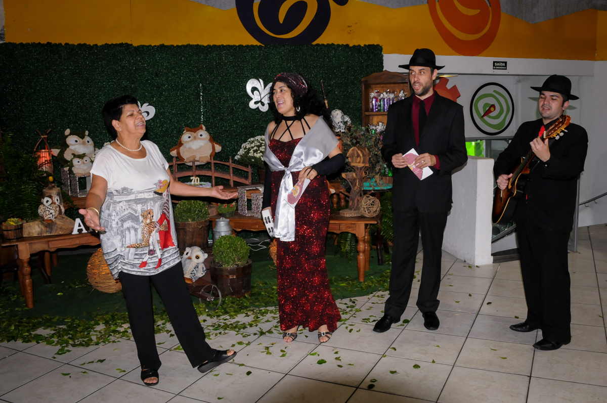 show-animado-no- buffet-fabrica-da-alegria-osasco-sao-paulo-sp-fotografia-adulto-tema-corujas-aniversario-antonia-70-anos