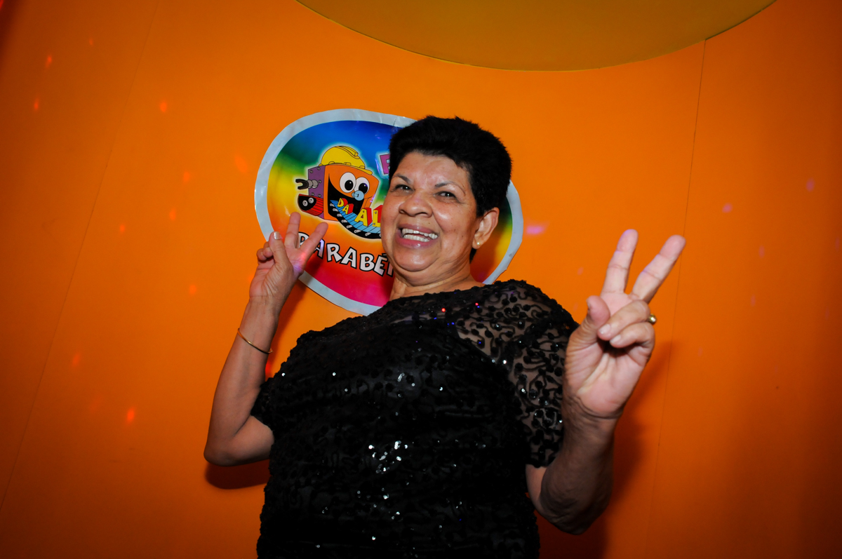 maquina-do-parabens-no- buffet-fabrica-da-alegria-osasco-sao-paulo-sp-fotografia-adulto-tema-corujas-aniversario-antonia-70-anos