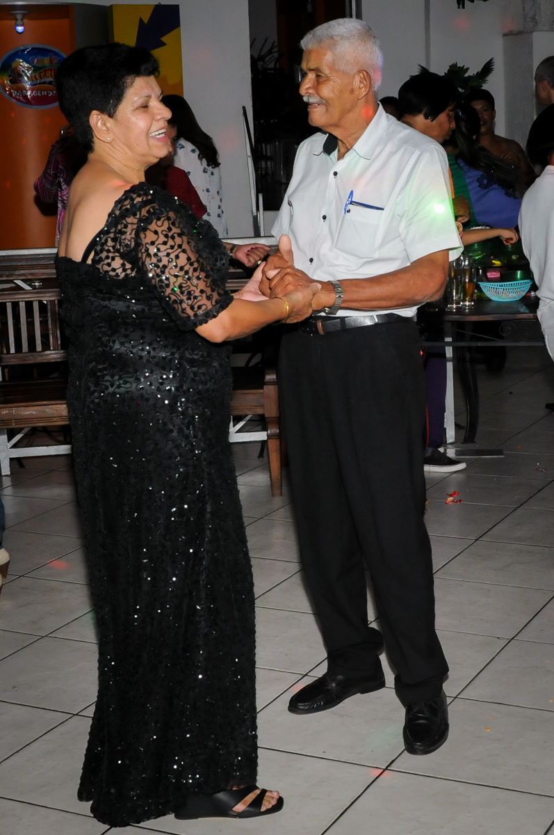dança-da-valsa-no- buffet-fabrica-da-alegria-osasco-sao-paulo-sp-fotografia-adulto-tema-corujas-aniversario-antonia-70-anos