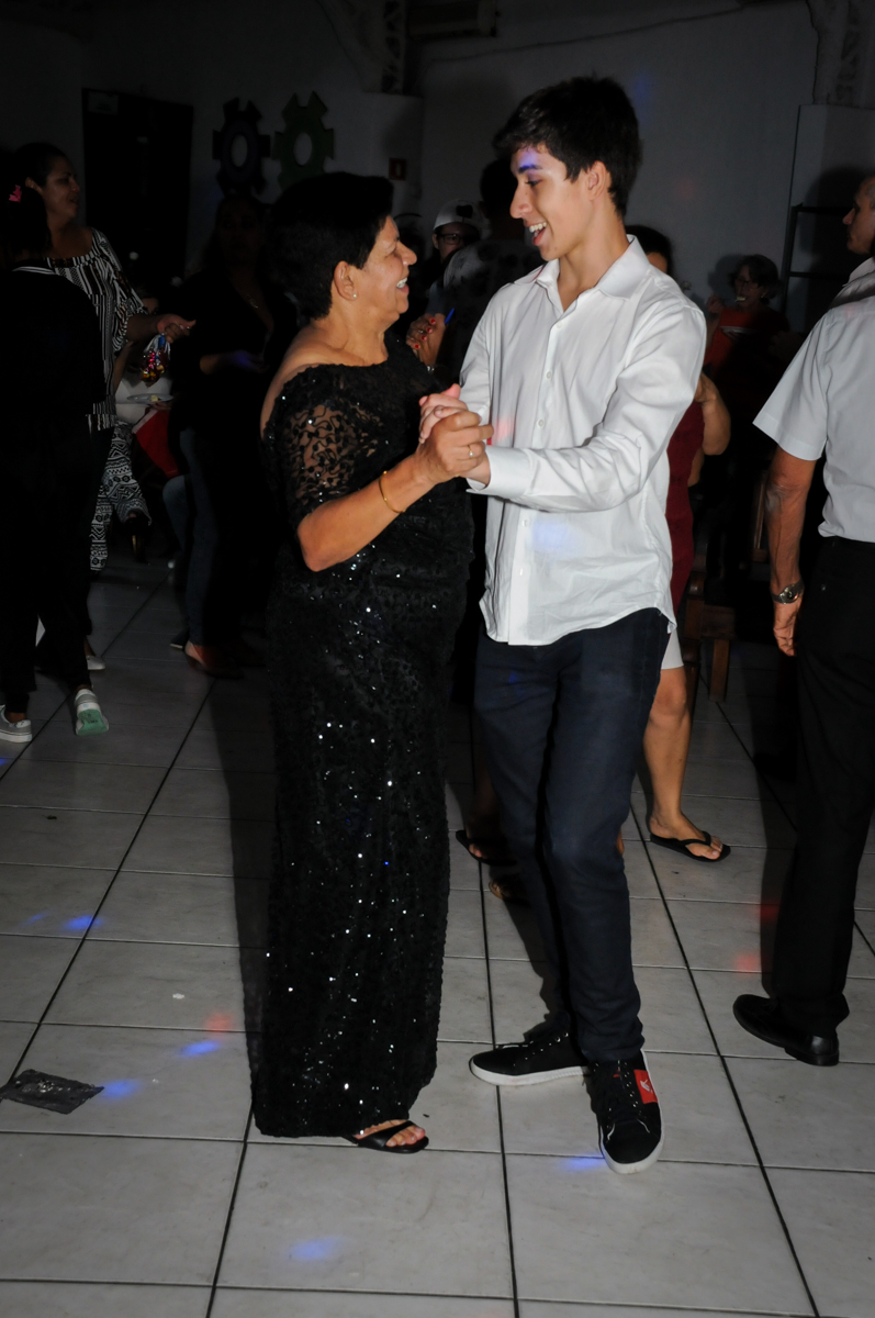 dança-da-valsa-com-o-neto-no- buffet-fabrica-da-alegria-osasco-sao-paulo-sp-fotografia-adulto-tema-corujas-aniversario-antonia-70-anos