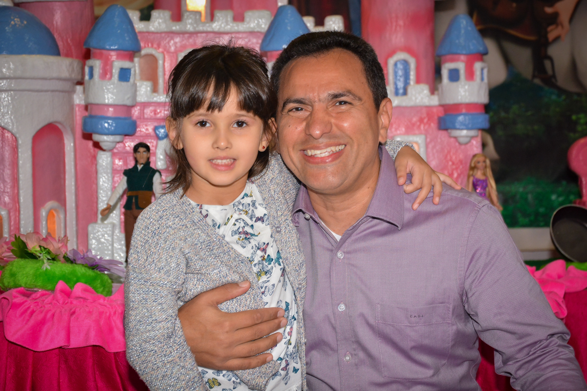 fotografia-pai-e-filha-no-buffet-magic-joy-saude-sao-paulo-sp-fotografia-infantil-aniversario-de-isadora-6-anos-tema-da-festa-rapunzel