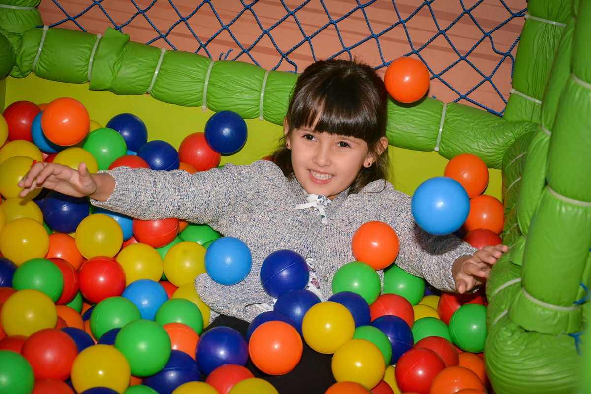 brincando-na-piscina-de-bolinha-no-buffet-magic-joy-saude-sao-paulo-sp-fotografia-infantil-aniversario-de-isadora-6-anos-tema-da-festa-rapunzel
