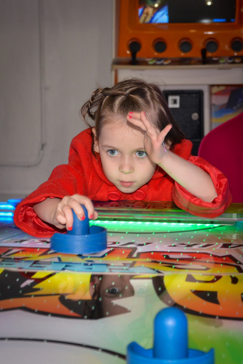 brincando-no-jogo-de-futebol-no-buffet-magic-joy-saude-sao-paulo-sp-fotografia-infantil-aniversario-de-isadora-6-anos-tema-da-festa-rapunzel