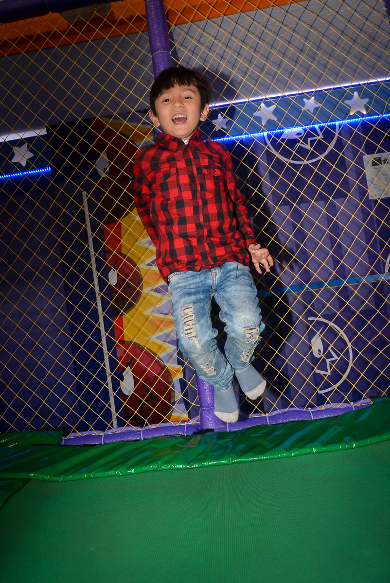 amiguinho-brinca-na-cama-elastica-no-buffet-magic-joy-saude-sao-paulo-sp-fotografia-infantil-aniversario-de-isadora-6-anos-tema-da-festa-rapunzel