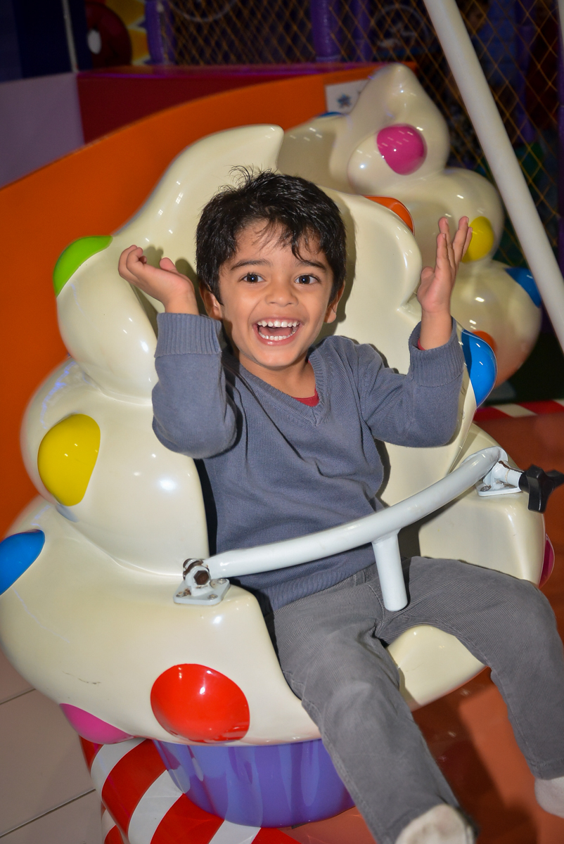 convidado-feliz-no-carrossel-buffet-magic-joy-saude-sao-paulo-sp-fotografia-infantil-aniversario-de-isadora-6-anos-tema-da-festa-rapunzel