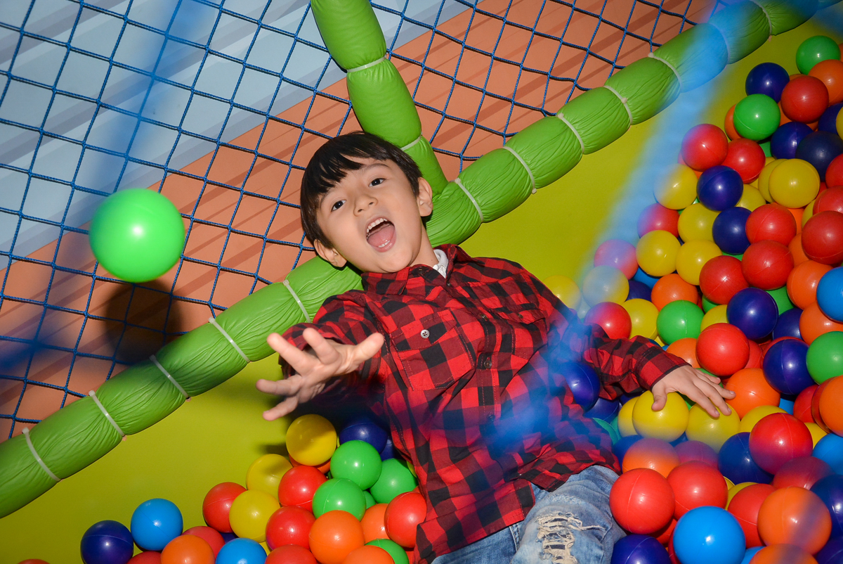 muito-bom-brincar-na-piscina-de-bolinha-no-buffet-magic-joy-saude-sao-paulo-sp-fotografia-infantil-aniversario-de-isadora-6-anos-tema-da-festa-rapunzel
