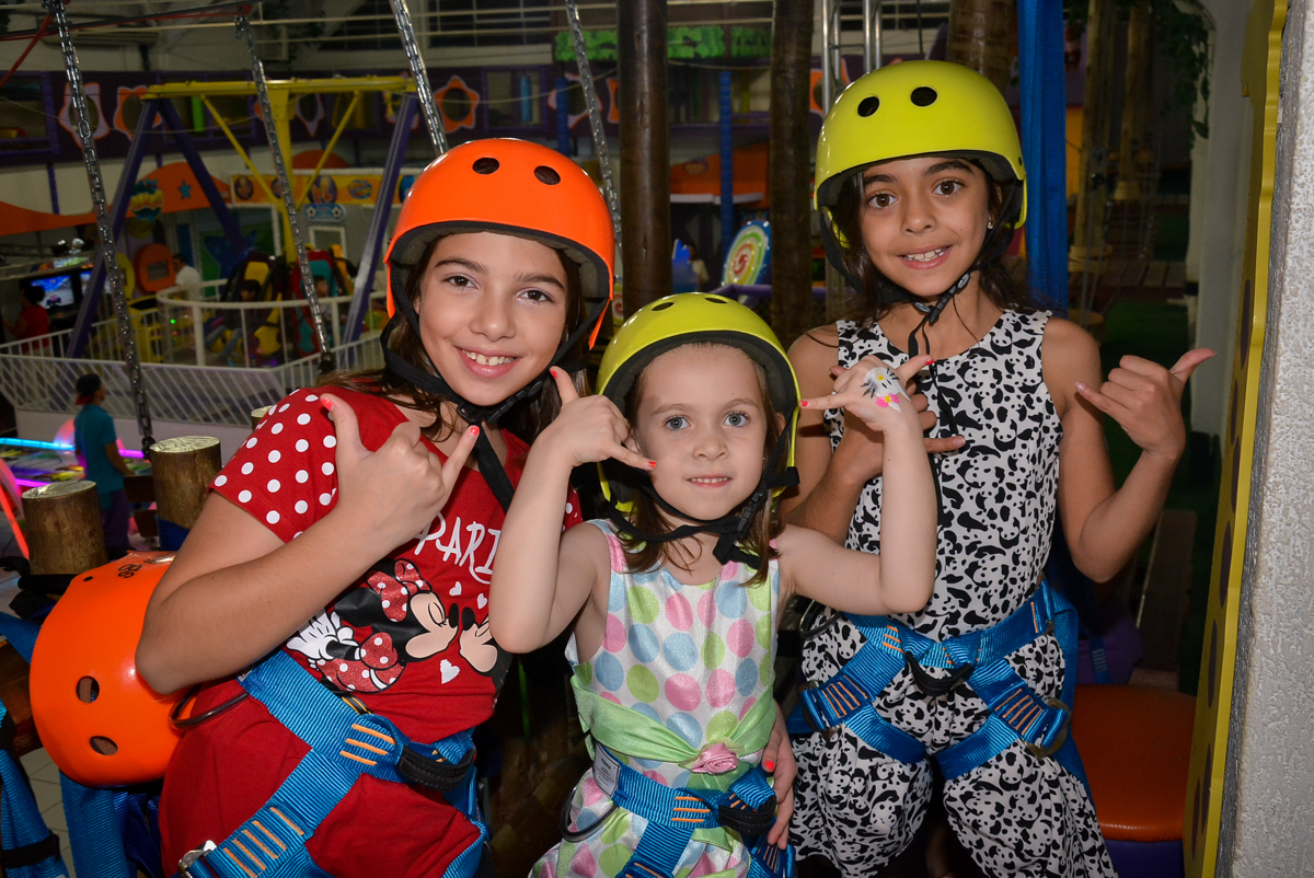 preparando-para-a-tirolesa-no-buffet-magic-joy-saude-sao-paulo-sp-fotografia-infantil-aniversario-de-isadora-6-anos-tema-da-festa-rapunzel