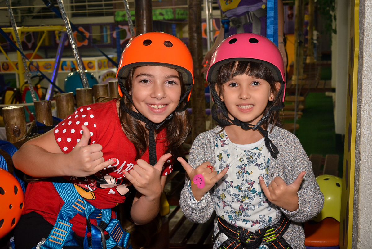 brincando-na-tirolesa-no-buffet-magic-joy-saude-sao-paulo-sp-fotografia-infantil-aniversario-de-isadora-6-anos-tema-da-festa-rapunzel