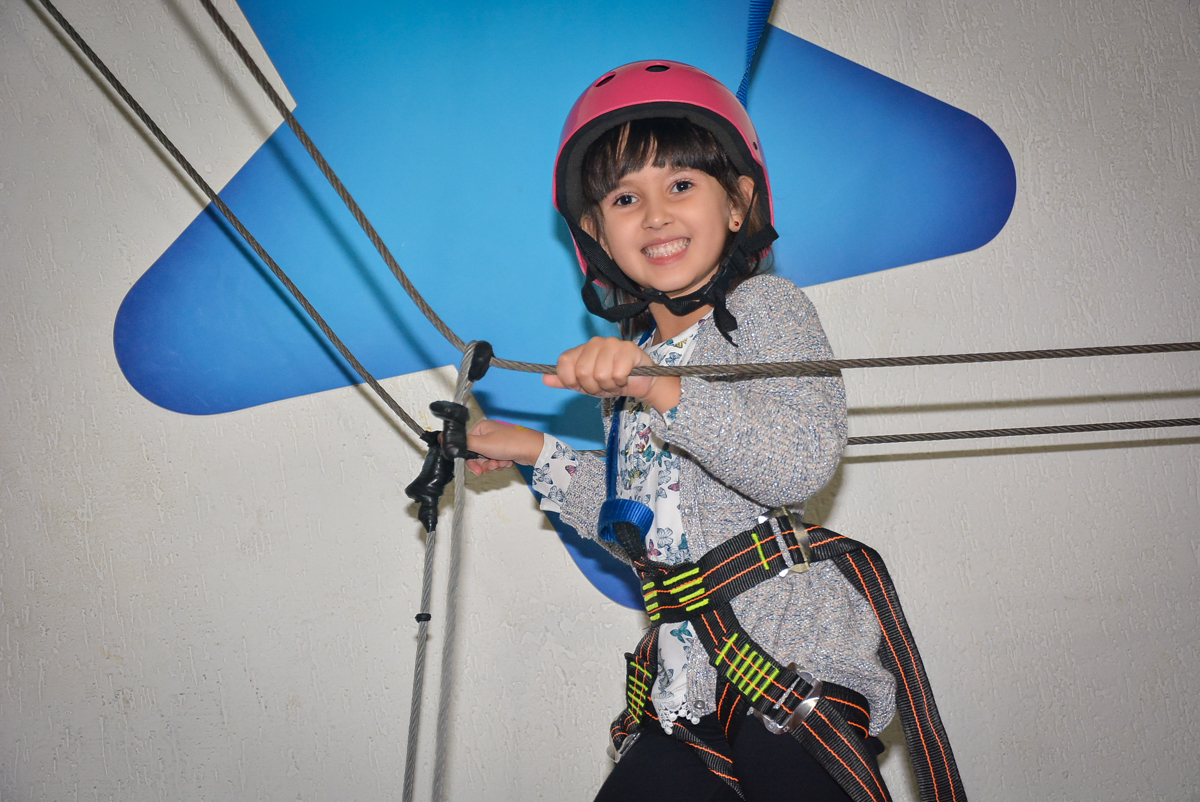 aniversariante-brinca-na-tirolesa-no-buffet-magic-joy-saude-sao-paulo-sp-fotografia-infantil-aniversario-de-isadora-6-anos-tema-da-festa-rapunzel