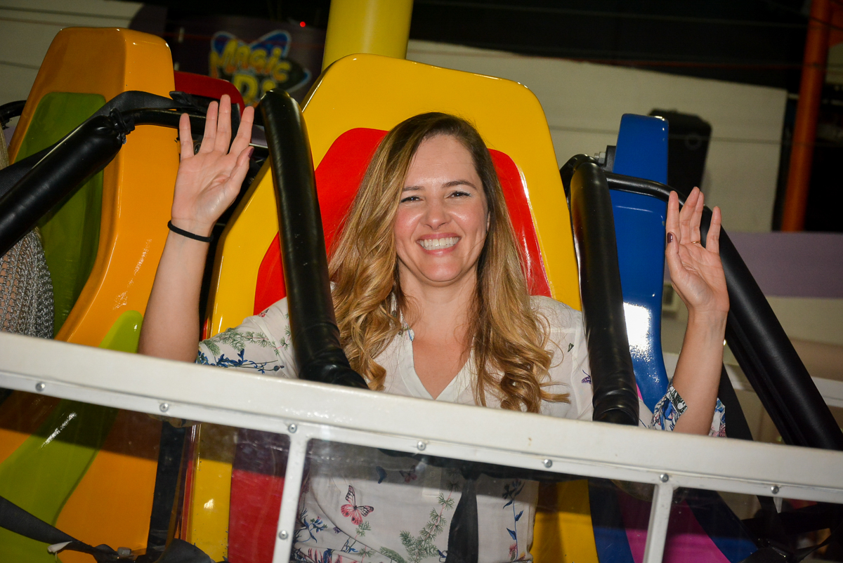 mamãe-se-diverte-no-brinquedo-elevador-nobuffet-magic-joy-saude-sao-paulo-sp-fotografia-infantil-aniversario-de-isadora-6-anos-tema-da-festa-rapunzel