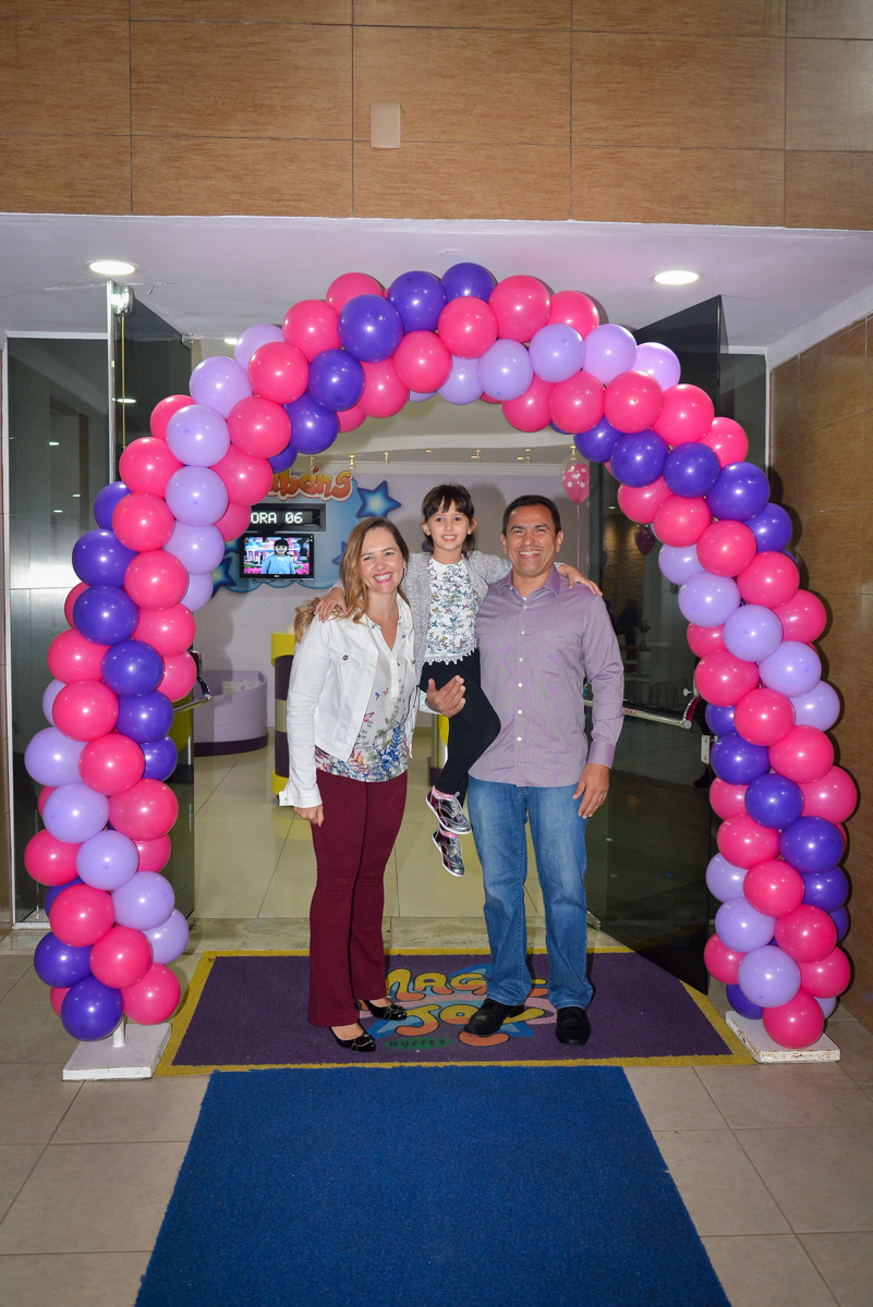 fotografia-da-familia-no-arco-de-bexigas-buffet-magic-joy-saude-sao-paulo-sp-fotografia-infantil-aniversario-de-isadora-6-anos-tema-da-festa-rapunzel