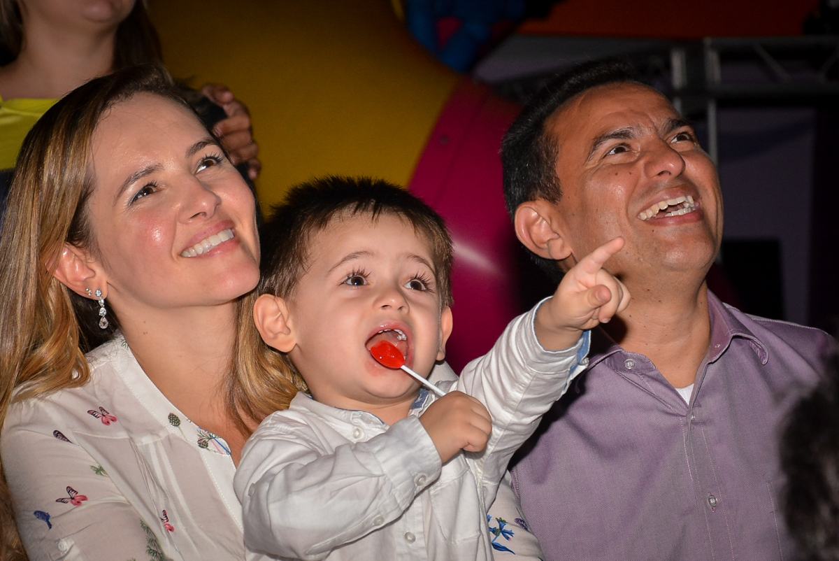 assistindo-a-retrospectiva-no-buffet-magic-joy-saude-sao-paulo-sp-fotografia-infantil-aniversario-de-isadora-6-anos-tema-da-festa-rapunzel