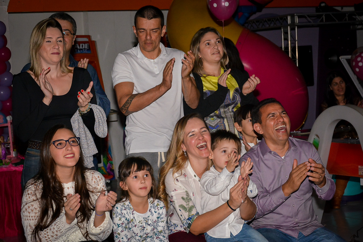 aplausos-fim-da-retrospectiva-no-buffet-magic-joy-saude-sao-paulo-sp-fotografia-infantil-aniversario-de-isadora-6-anos-tema-da-festa-rapunzel