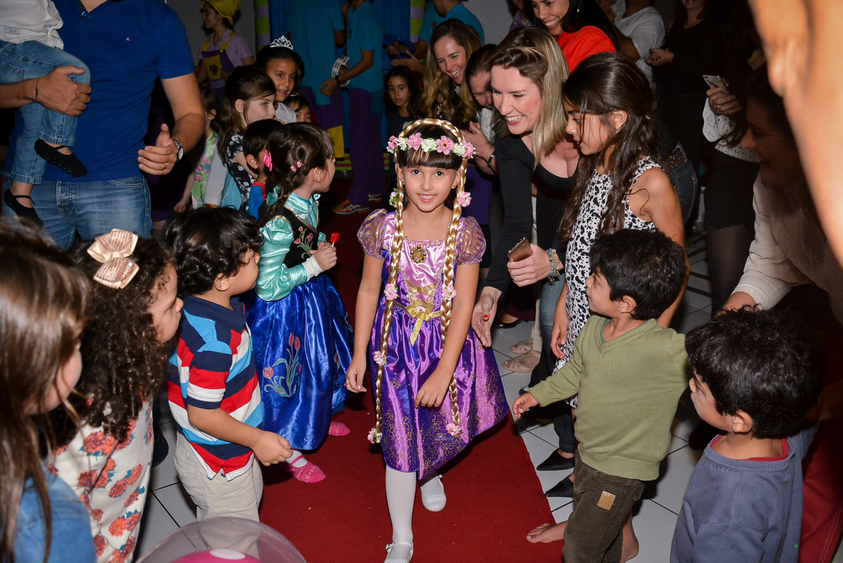 saindo-da-maquina-do-parabens-no-buffet-magic-joy-saude-sao-paulo-sp-fotografia-infantil-aniversario-de-isadora-6-anos-tema-da-festa-rapunzel