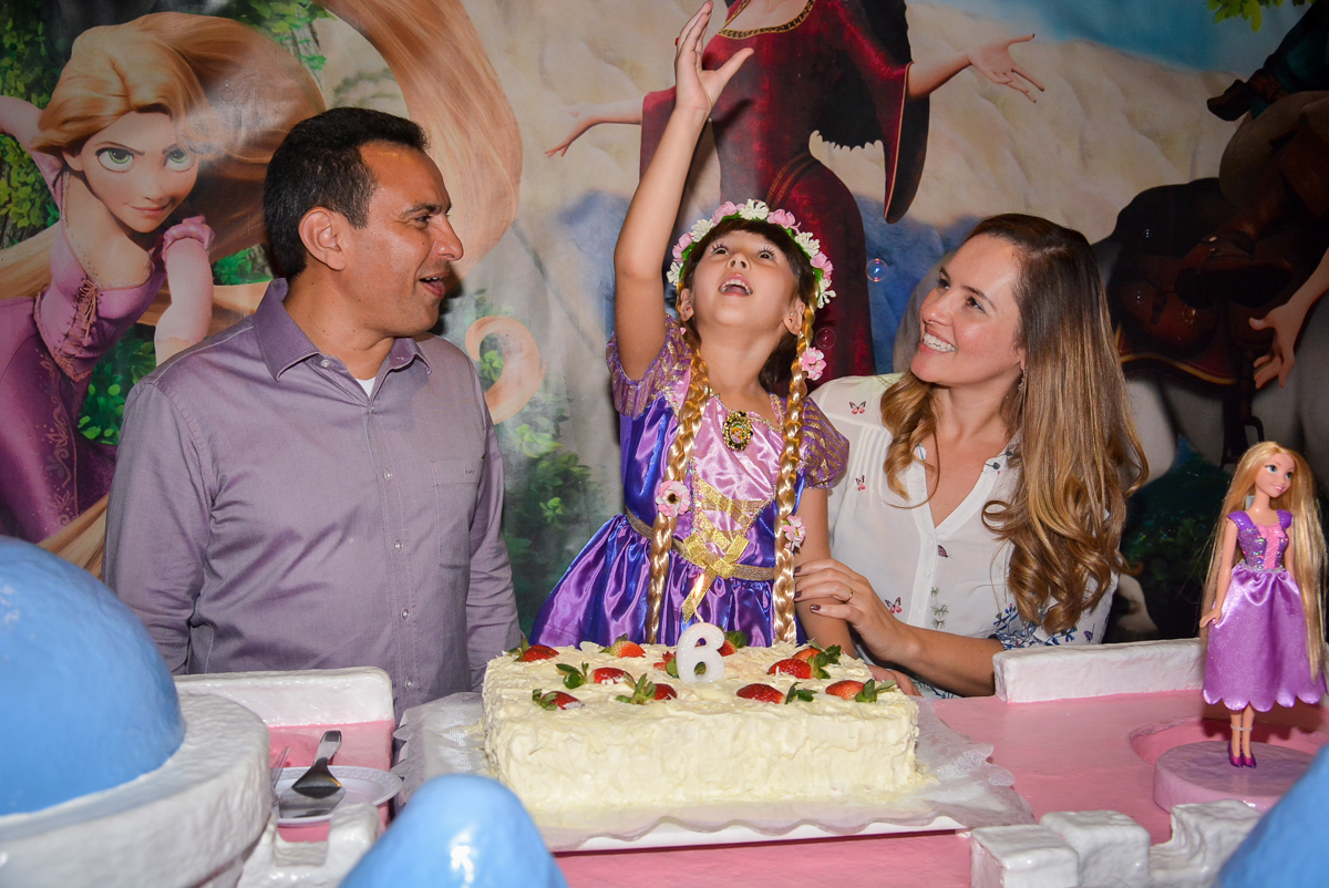 cantando-parabens-no-buffet-magic-joy-saude-sao-paulo-sp-fotografia-infantil-aniversario-de-isadora-6-anos-tema-da-festa-rapunzel