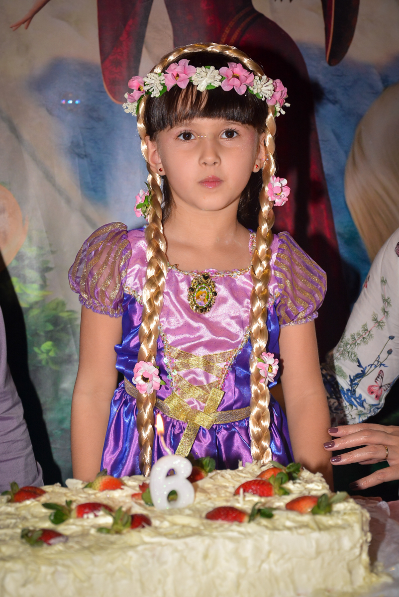 aniversariante-feliz-no-buffet-magic-joy-saude-sao-paulo-sp-fotografia-infantil-aniversario-de-isadora-6-anos-tema-da-festa-rapunzel