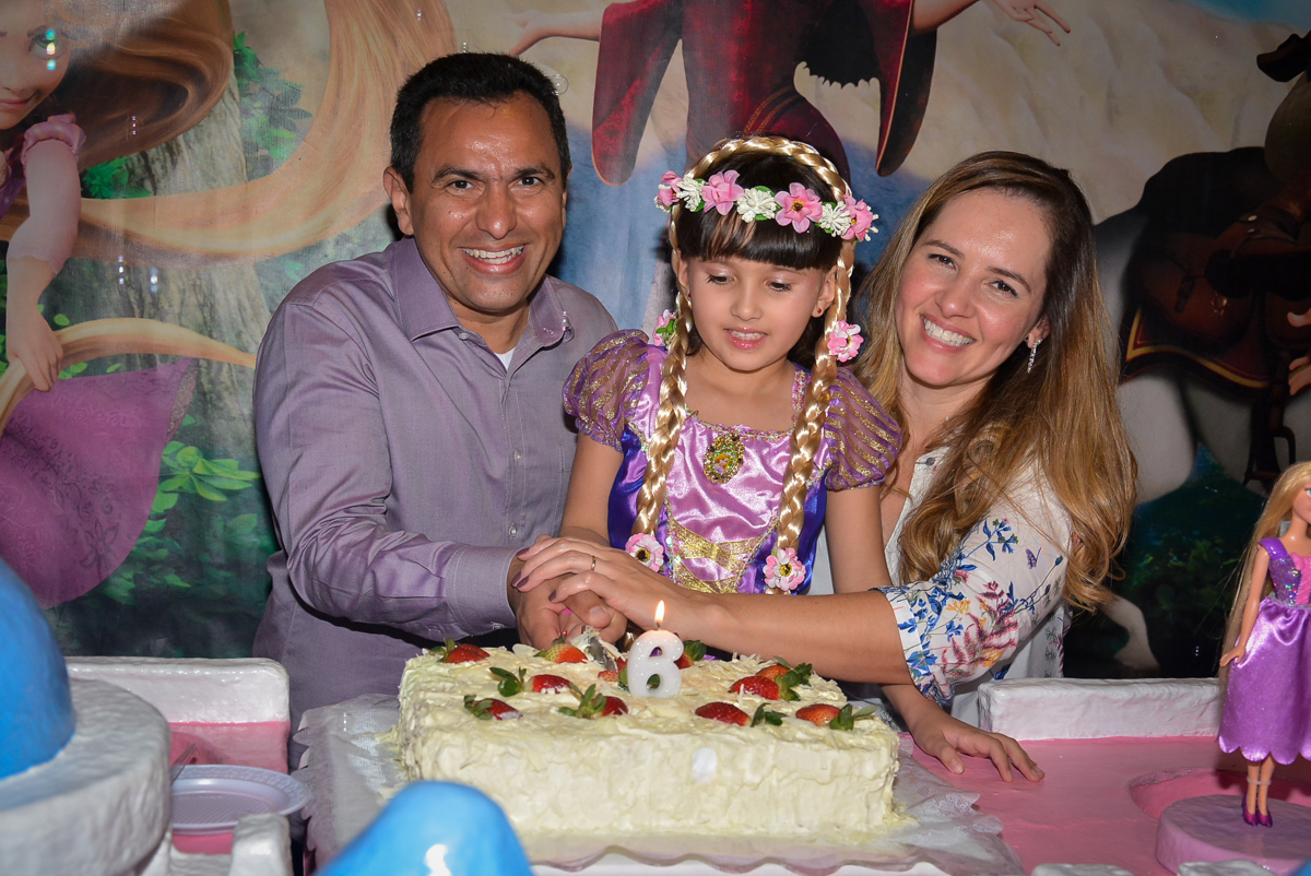 cortando-o-primeiro-pedaço-de-bolo-nobuffet-magic-joy-saude-sao-paulo-sp-fotografia-infantil-aniversario-de-isadora-6-anos-tema-da-festa-rapunzel
