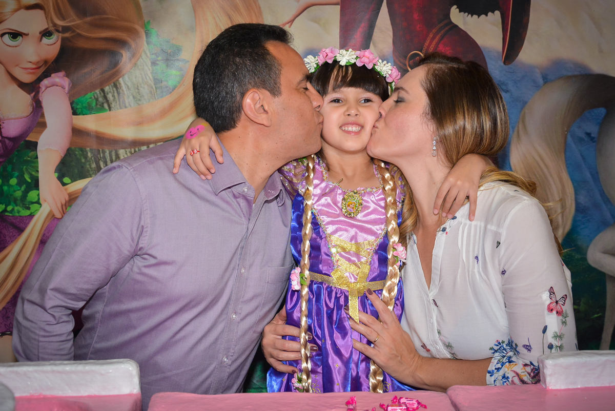 beijinho-sanduiche-no-buffet-magic-joy-saude-sao-paulo-sp-fotografia-infantil-aniversario-de-isadora-6-anos-tema-da-festa-rapunzel
