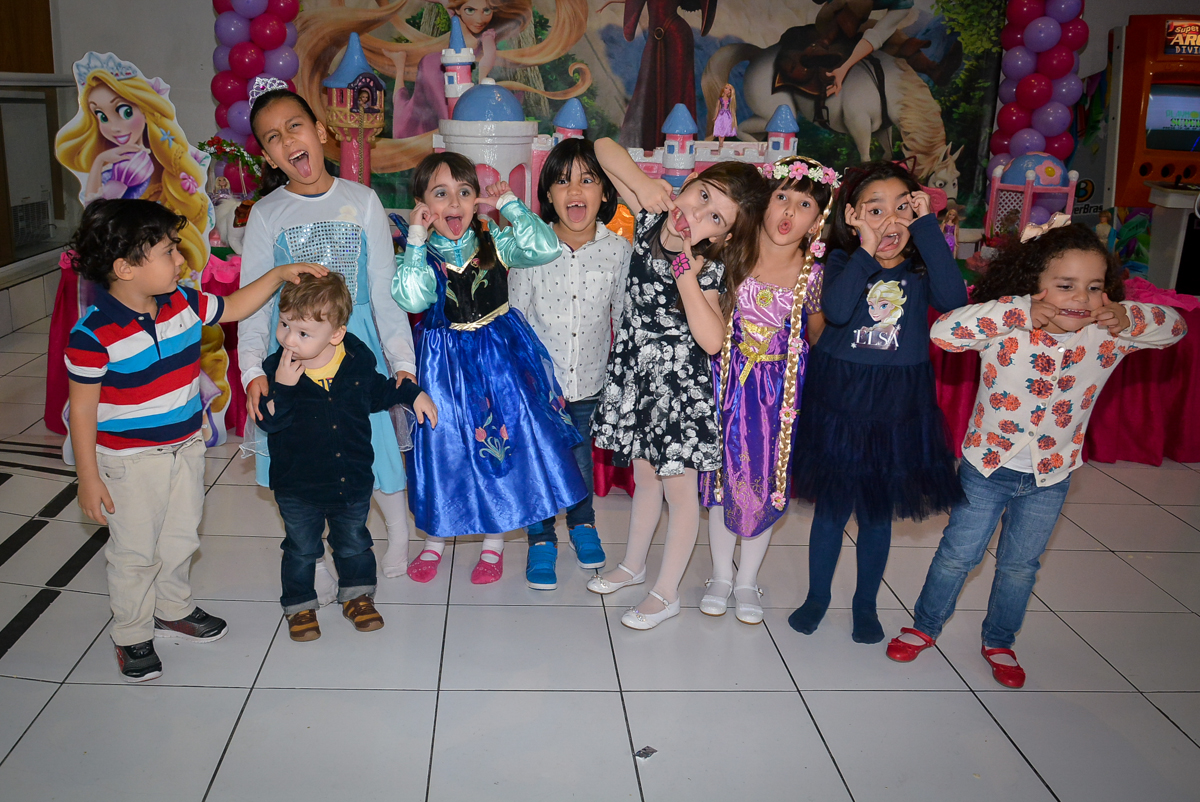 fotografia-de-caretas-no-buffet-magic-joy-saude-sao-paulo-sp-fotografia-infantil-aniversario-de-isadora-6-anos-tema-da-festa-rapunzel