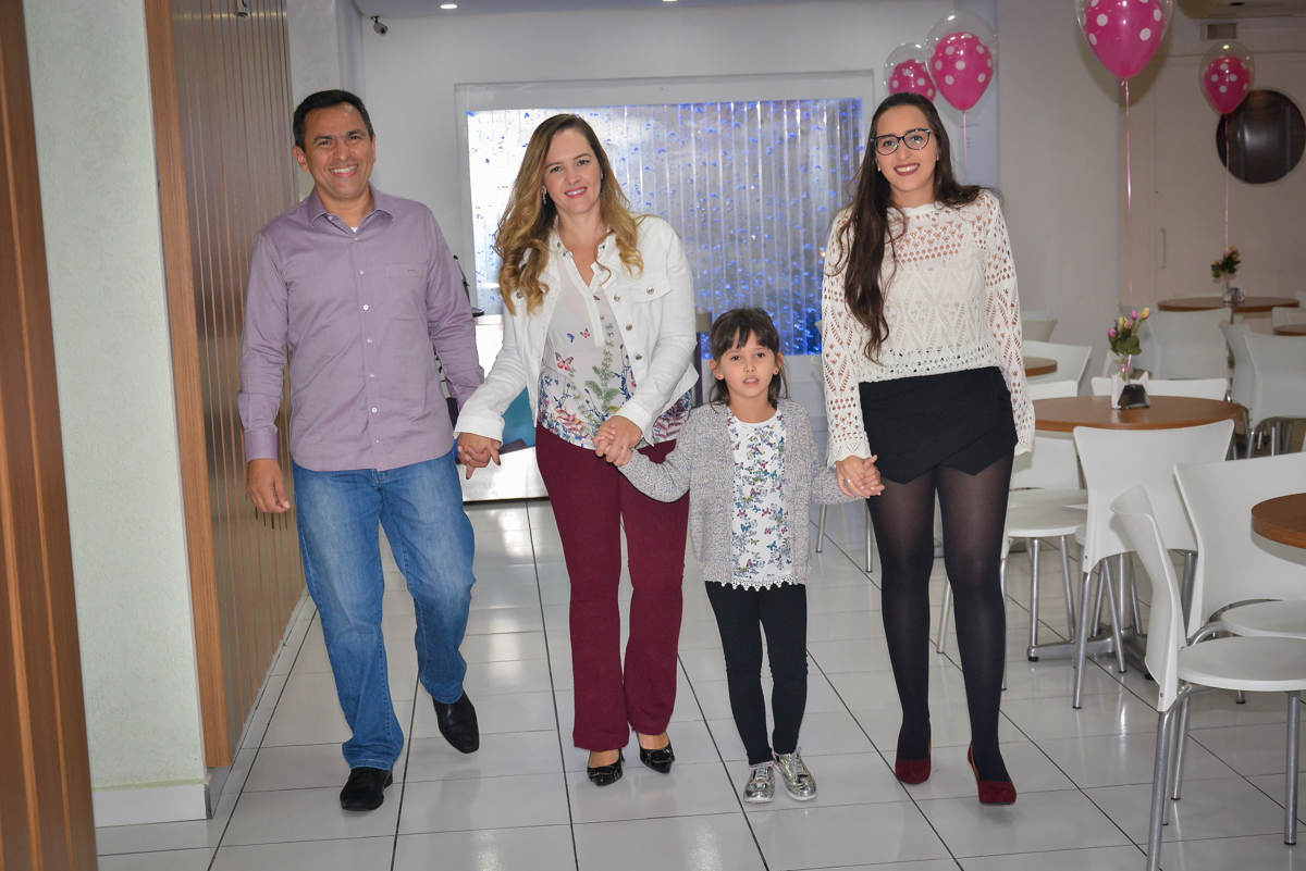 entrada-da-familia-na-festa-infantil-no-buffet-magic-joy-saude-sao-paulo-sp-fotografia-infantil-aniversario-de-isadora-6-anos-tema-da-festa-rapunzel