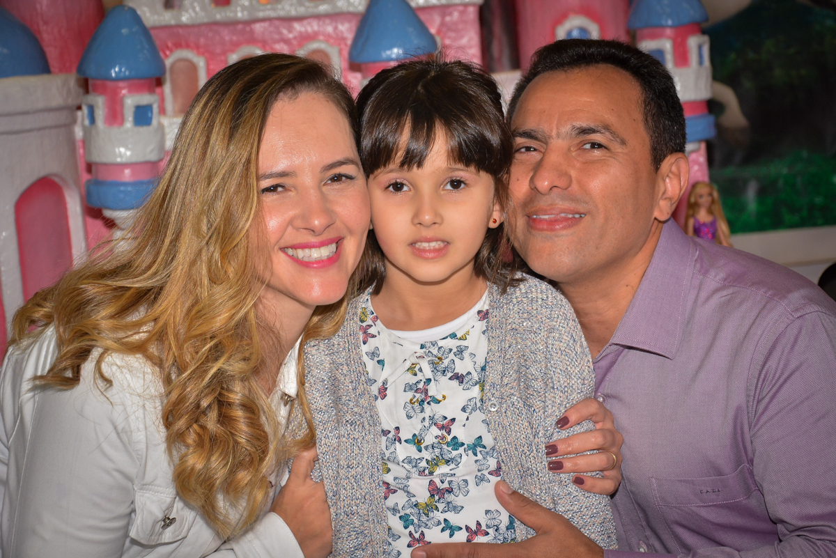 familia-feliz-na festa-no buffet-magic-joy-saude-sao-paulo-sp-fotografia-infantil-aniversario-de-isadora-6-anos-tema-da-festa-rapunzel