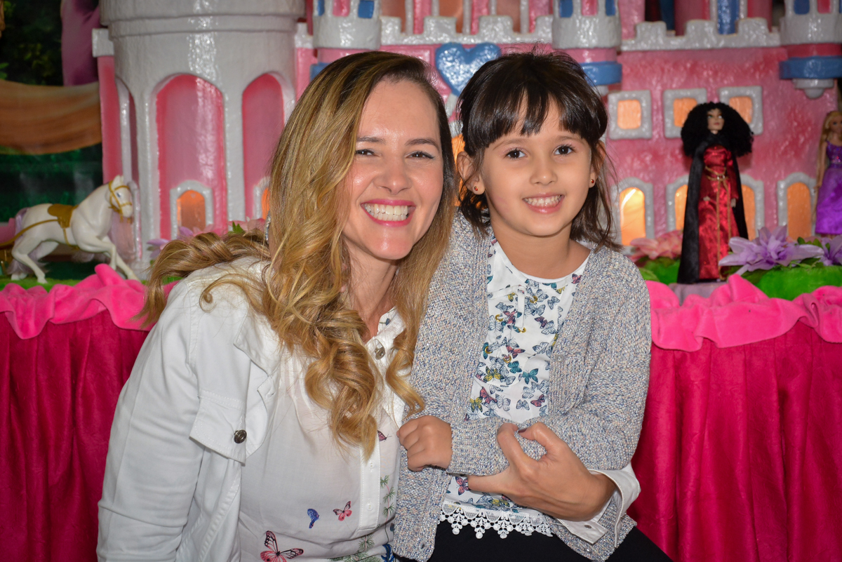 foto-mae-e-filha-no-buffet-magic-joy-saude-sao-paulo-sp-fotografia-infantil-aniversario-de-isadora-6-anos-tema-da-festa-rapunzel