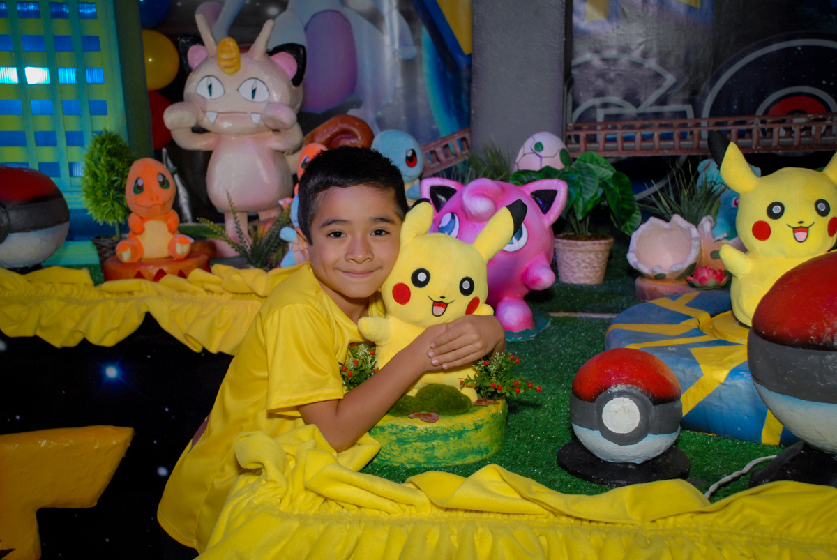 pose-para-foto-no-buffet-planeta-kids-lapa-são-paulo-sp-fotografia-filmagem-infantil-aniversário-rafael-7-anos-tema-da-festa-pokemon