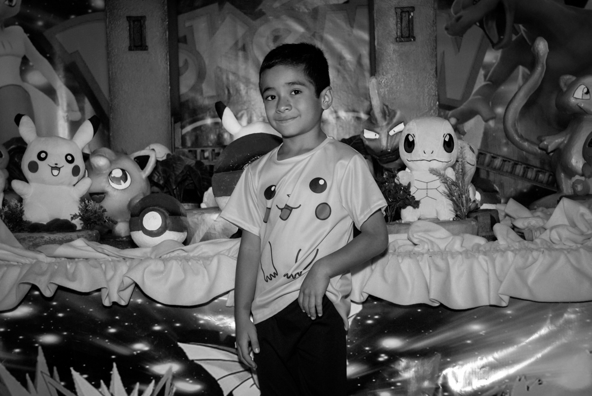 foto-do-aniversariante-no-buffet-planeta-kids-lapa-são-paulo-sp-fotografia-filmagem-infantil-aniversário-rafael-7-anos-tema-da-festa-pokemon