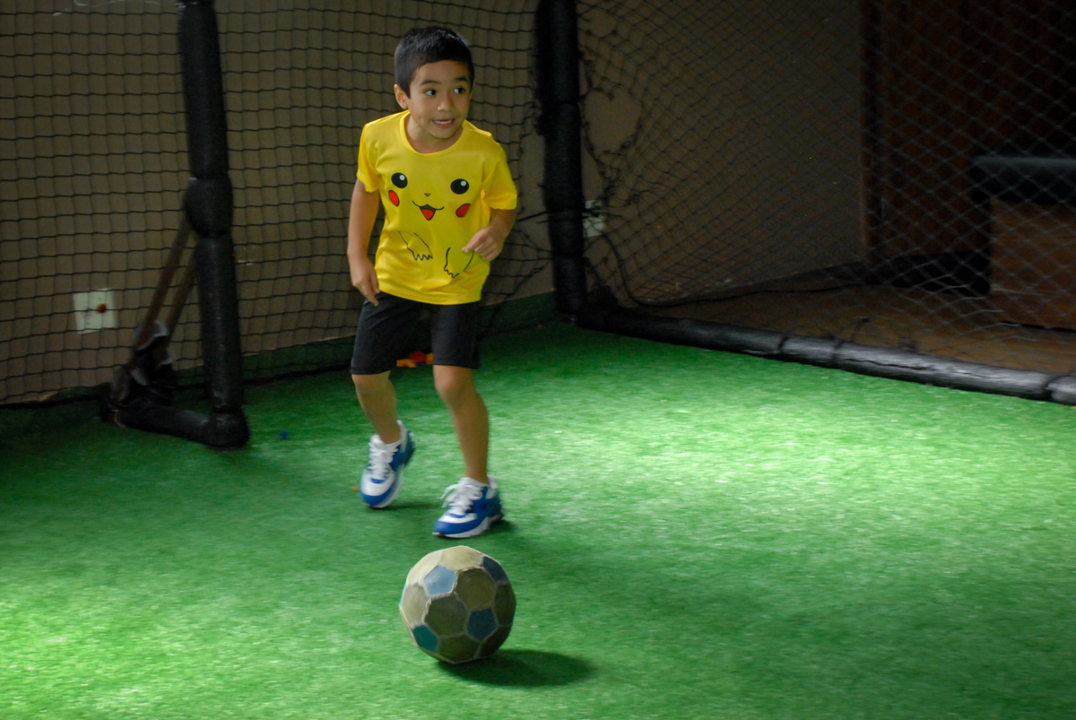 jogo-de-futebol-no-buffet-planeta-kids-lapa-são-paulo-sp-fotografia-filmagem-infantil-aniversário-rafael-7-anos-tema-da-festa-pokemon
