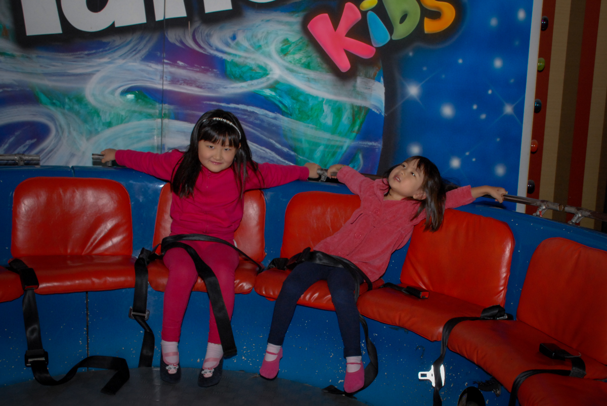 amigos-brincam-no-labamba-no-buffet-planeta-kids-lapa-são-paulo-sp-fotografia-filmagem-infantil-aniversário-rafael-7-anos-tema-da-festa-pokemon