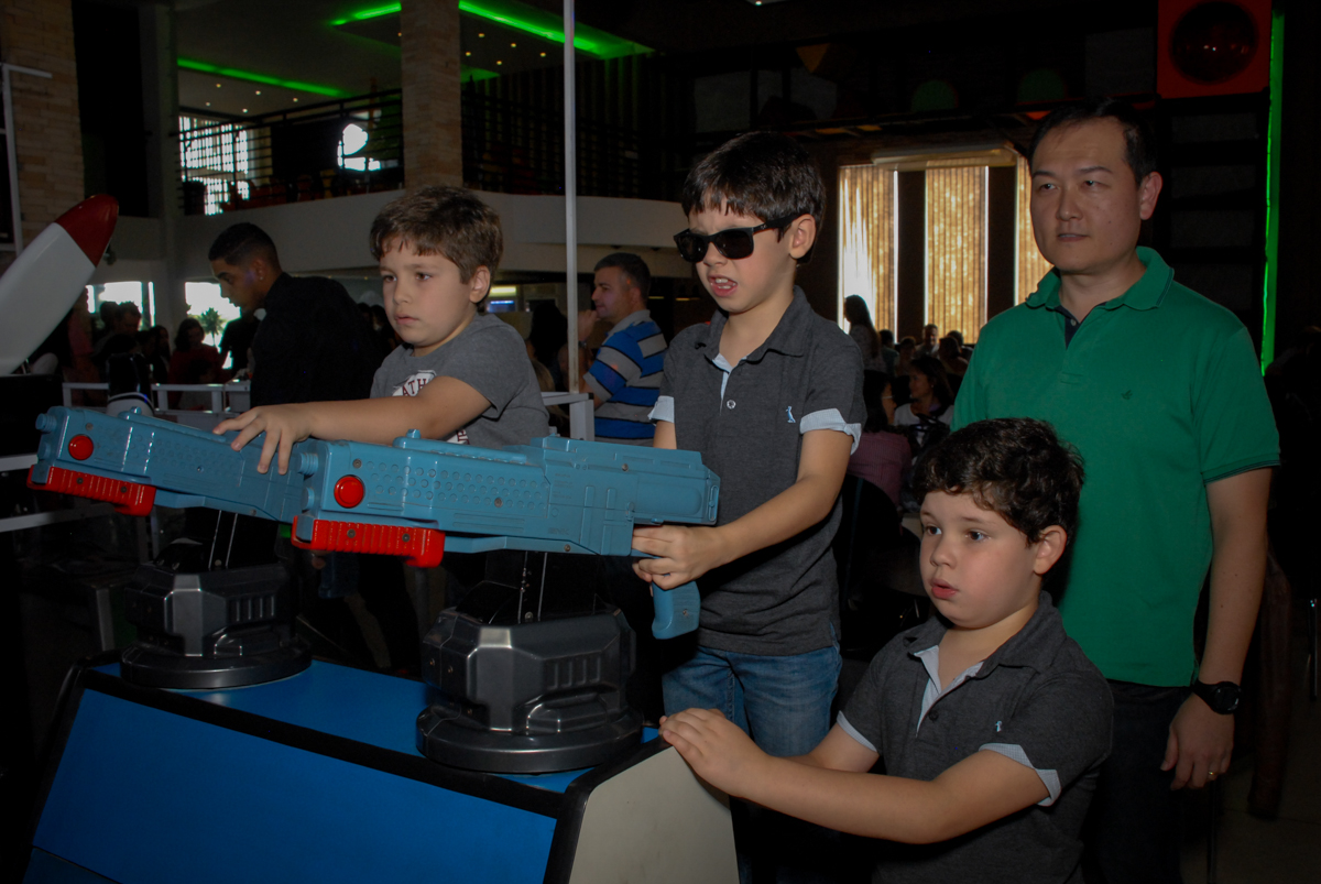 brincando-de-tiro-ao-alvo-no-buffet-planeta-kids-lapa-são-paulo-sp-fotografia-filmagem-infantil-aniversário-rafael-7-anos-tema-da-festa-pokemon