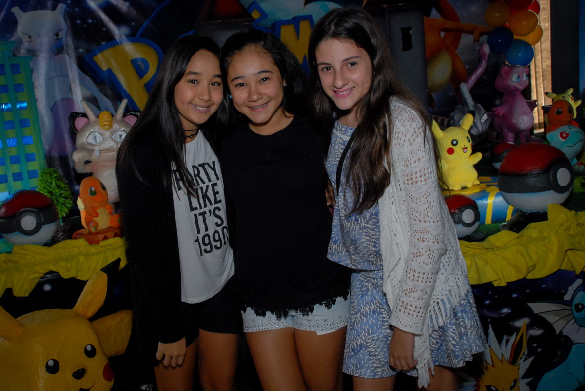 irmã-com-as-amigas-no-buffet-planeta-kids-lapa-são-paulo-sp-fotografia-filmagem-infantil-aniversário-rafael-7-anos-tema-da-festa-pokemon