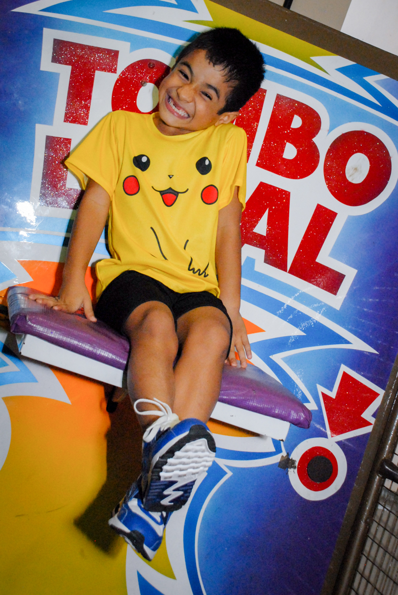 preparando-para-cair-no-tombo-legal-no-buffet-planeta-kids-lapa-são-paulo-sp-fotografia-filmagem-infantil-aniversário-rafael-7-anos-tema-da-festa-pokemon