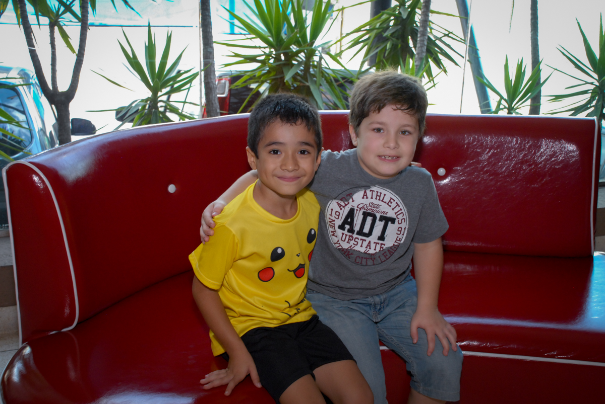 foto-com-o-amigo-no-buffet-planeta-kids-lapa-são-paulo-sp-fotografia-filmagem-infantil-aniversário-rafael-7-anos-tema-da-festa-pokemon
