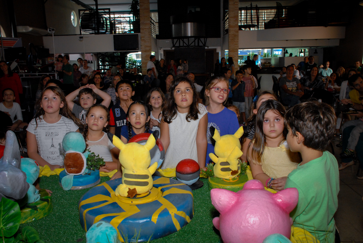 amigos-se-preparam-para-o-parabéns-no-buffet-planeta-kids-lapa-são-paulo-sp-fotografia-filmagem-infantil-aniversário-rafael-7-anos-tema-da-festa-pokemon