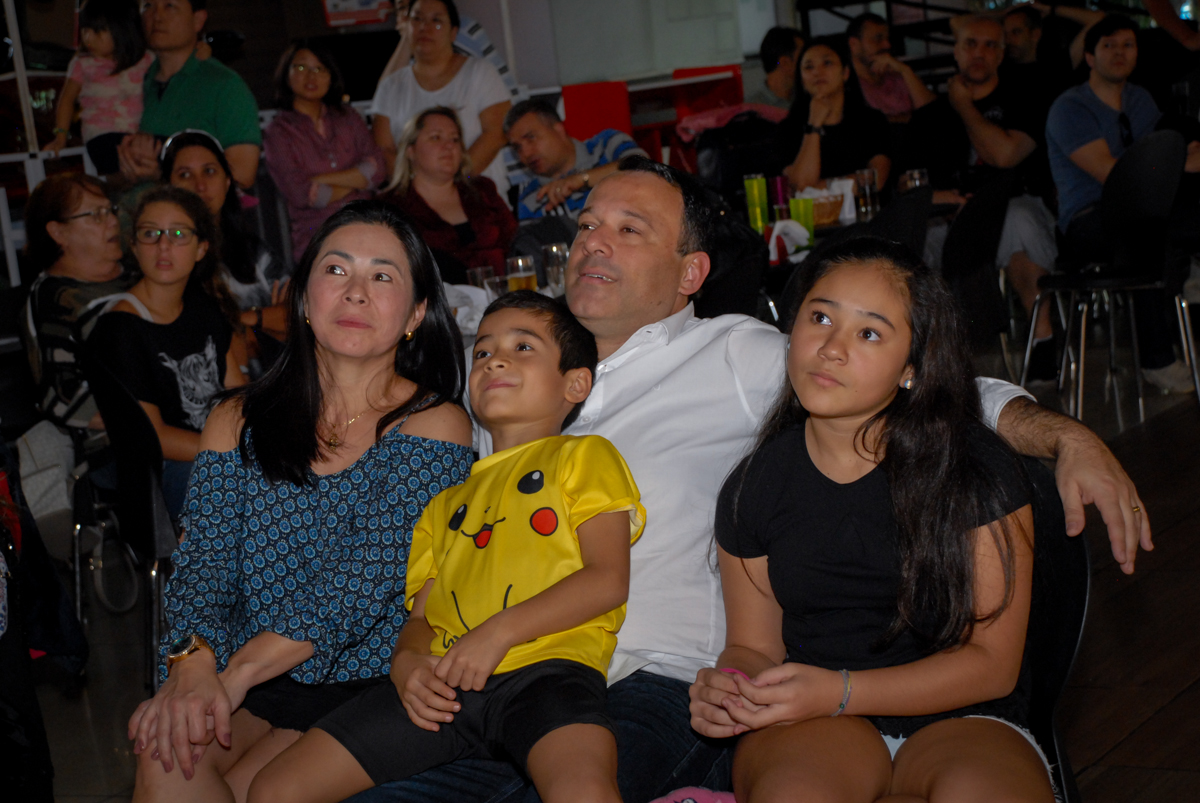 assistindo-a-retrospectiva-no-buffet-planeta-kids-lapa-são-paulo-sp-fotografia-filmagem-infantil-aniversário-rafael-7-anos-tema-da-festa-pokemon