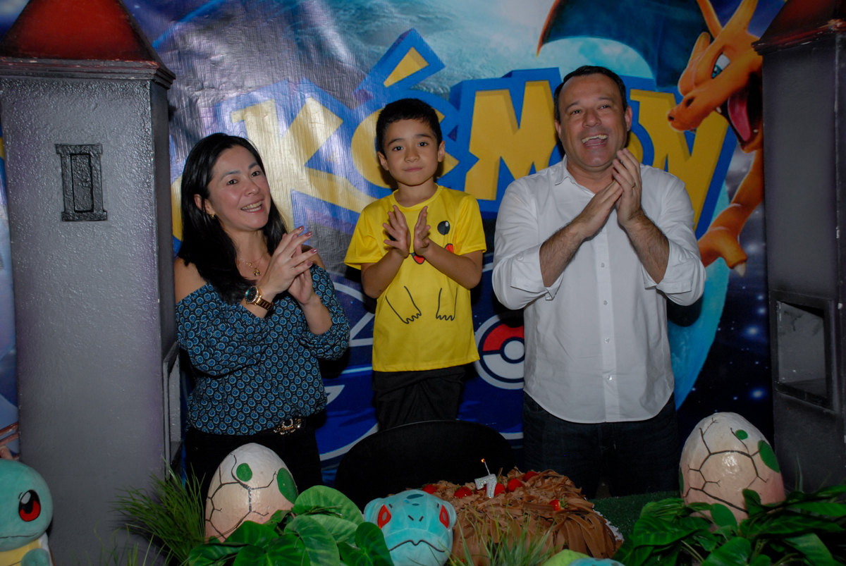 cantando-parabéns-no-buffet-planeta-kids-lapa-são-paulo-sp-fotografia-filmagem-infantil-aniversário-rafael-7-anos-tema-da-festa-pokemon