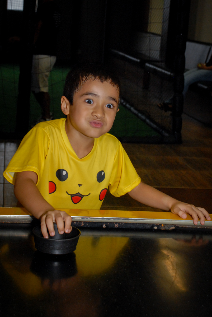 jogo-de-futebol-no-buffet-planeta-kids-lapa-são-paulo-sp-fotografia-filmagem-infantil-aniversário-rafael-7-anos-tema-da-festa-pokemon