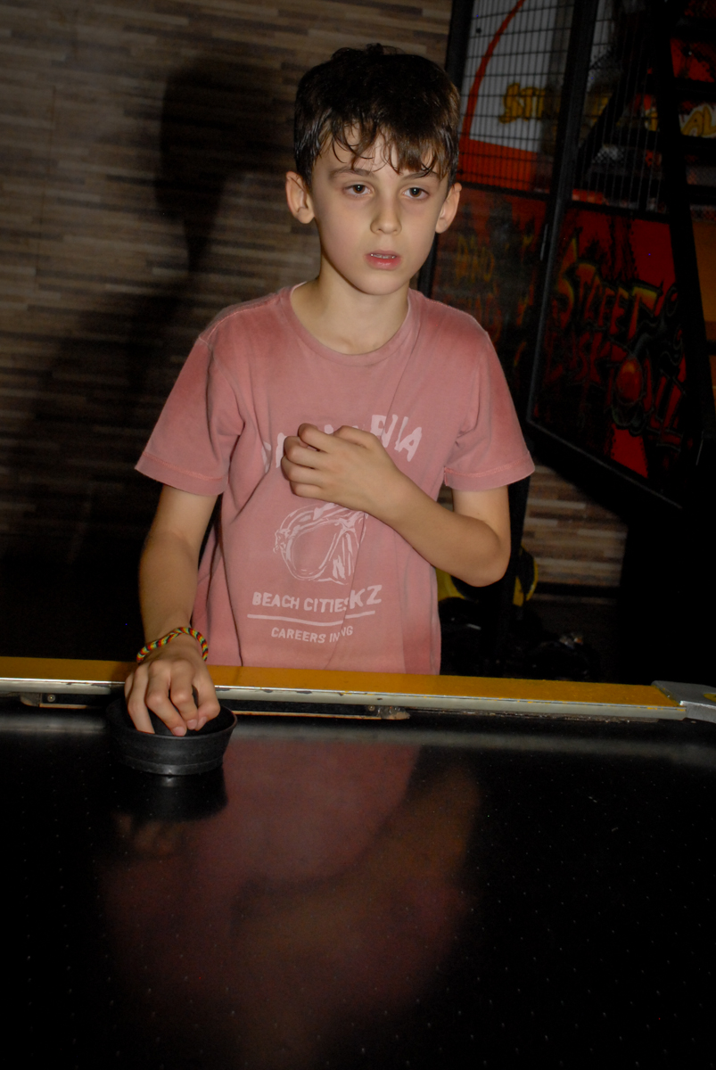 adversário-no-jogo-de-futebol-no-buffet-planeta-kids-lapa-são-paulo-sp-fotografia-filmagem-infantil-aniversário-rafael-7-anos-tema-da-festa-pokemon