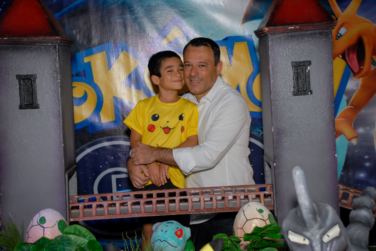 fotografia-pai-e-filho-no-buffet-planeta-kids-lapa-são-paulo-sp-fotografia-filmagem-infantil-aniversário-rafael-7-anos-tema-da-festa-pokemon