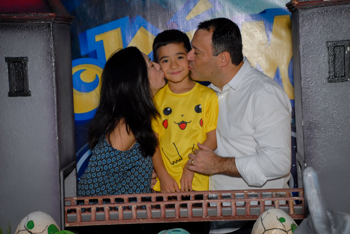beijo-sanduiche-no-buffet-planeta-kids-lapa-são-paulo-sp-fotografia-filmagem-infantil-aniversário-rafael-7-anos-tema-da-festa-pokemon