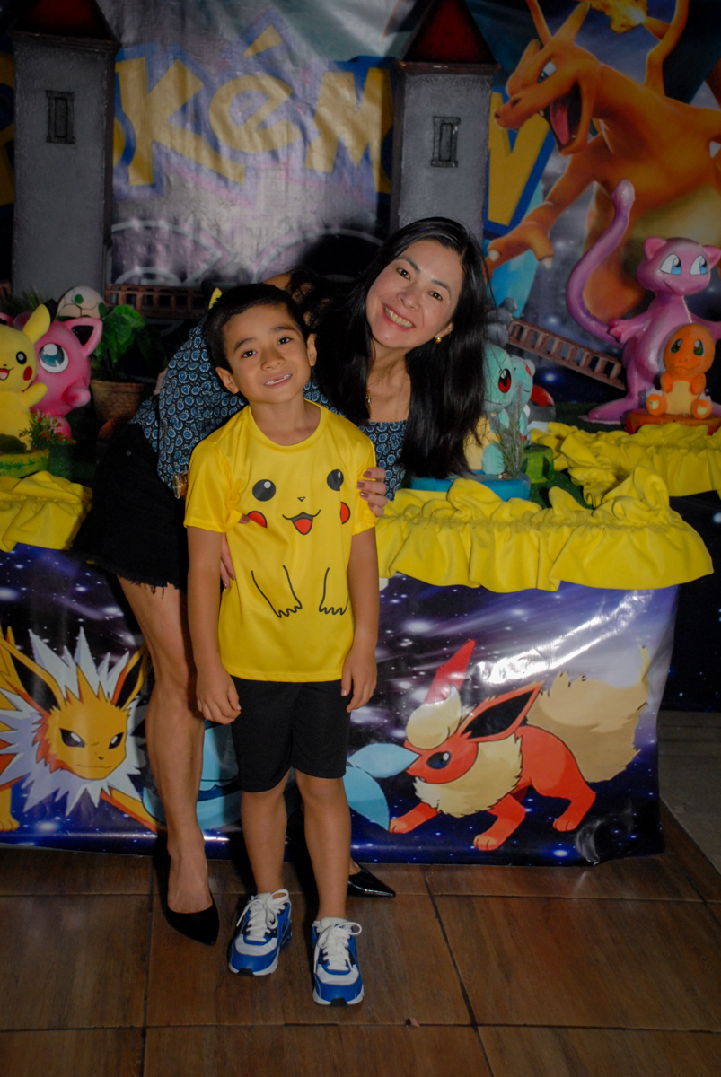 foto=mãe-e-filho-no-buffet-planeta-kids-lapa-são-paulo-sp-fotografia-filmagem-infantil-aniversário-rafael-7-anos-tema-da-festa-pokemon
