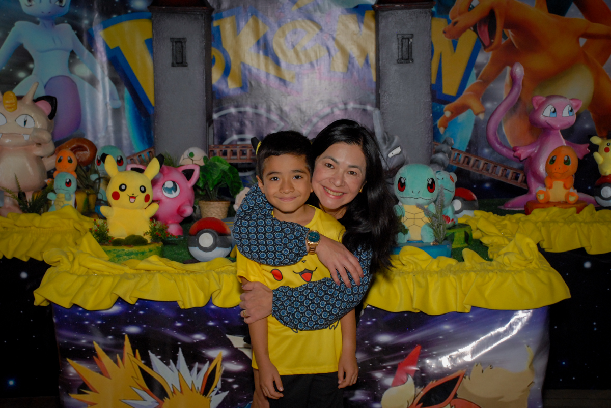 abraço-da-mamãe-no-buffet-planeta-kids-lapa-são-paulo-sp-fotografia-filmagem-infantil-aniversário-rafael-7-anos-tema-da-festa-pokemon