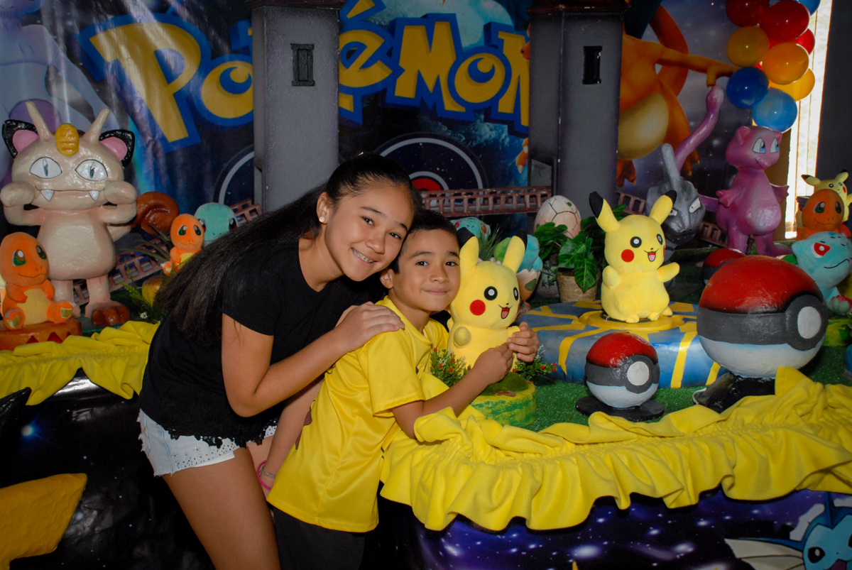 foto-com-a-irmã-no-buffet-planeta-kids-lapa-são-paulo-sp-fotografia-filmagem-infantil-aniversário-rafael-7-anos-tema-da-festa-pokemon