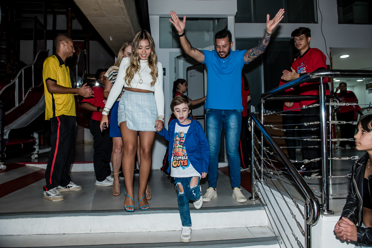 chegada triunfal da família para cantar o parabéns do bento