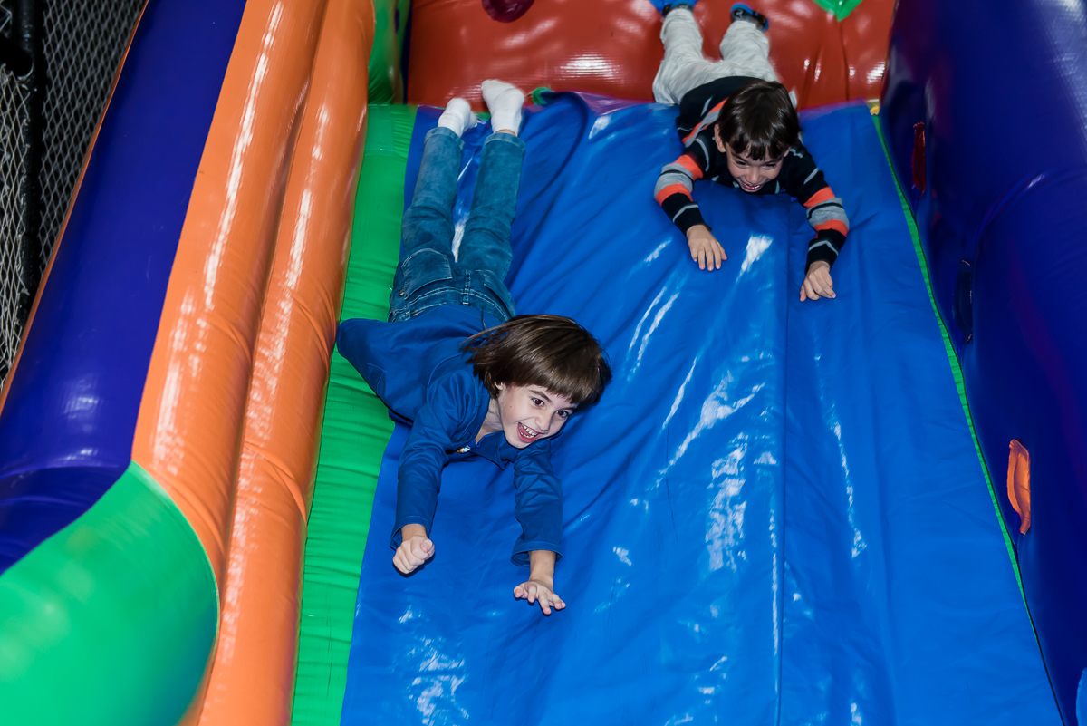 descida alucinante no escorregador inflável