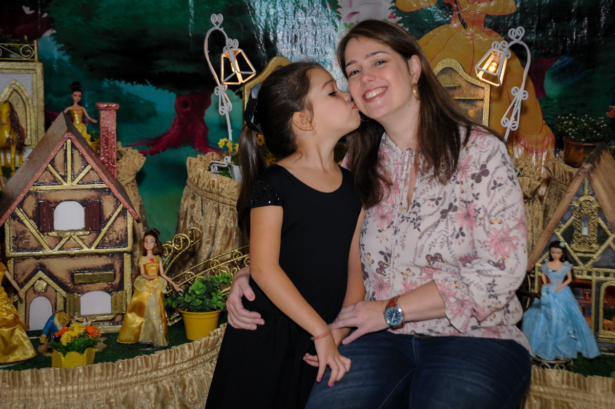 mae-ganha-beijo-no-buffet-fábrica-da-alegria-osasco-sáo-paulo-sp-fotografia-infantil-aniversário-de-ana-7-anos-tema-da-festa-a-bela-e-a-fera