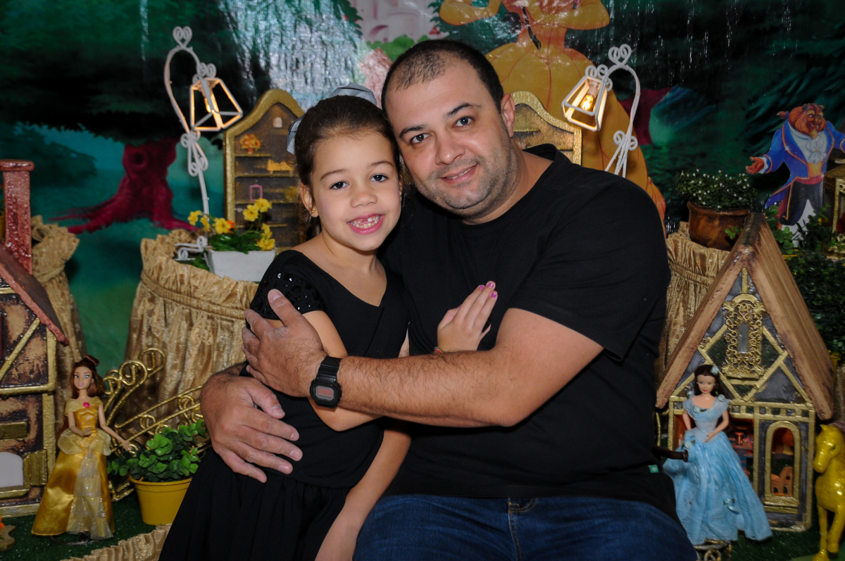 foto-pai-e-filha-nobuffet-fábrica-da-alegria-osasco-sáo-paulo-sp-fotografia-infantil-aniversário-de-ana-7-anos-tema-da-festa-a-bela-e-a-fera